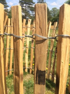 dřevěný plot-akát vázaný drátem